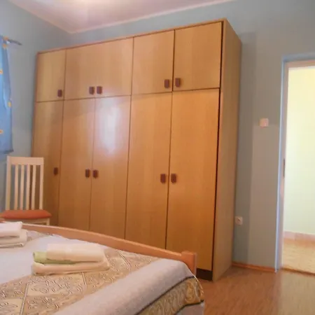Jerkin Apartman *